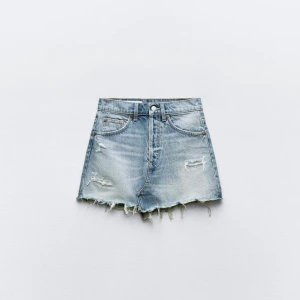 Zara jeanskjol - Säljer denna jeanskjol från zara då den inte passar mig❤️ skulle säga att den är midrise, och har använt den endast 1 gång