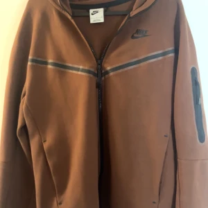 Nike Tech - Tröjan är använd Men ser nästan ny ut  350kr pris kan diskuteras 
