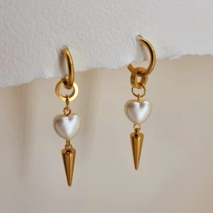 Handgjorda örhängen  - Handgjorda örhängen●Följ :@ekjewelryofficial🤲 ● 💎Material- 100% rostfritt stål ●Örhängeskrokar -rostfritt stål. Nickel fri. Längd -3,5cm. Vattentåliga, ändrar inte färgen! 