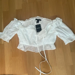 Fin blus - Säljer en helt ny blus från forever 21. Har aldrig kommit till användning tyvärr❤️ köpte den tillsammans med en kjol, vet då tyvärr inte original priset men säljer för 100kr 💕passar både S och Xs 🙌