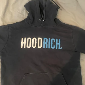 Hoodrich hoodie - Säljer min hoodrich hoodie eftersom att den är för liten skicket är 8/10 de enda defekten är att den är lite sönder på R som ni ser på bilden annars är den i ett toppen skick 