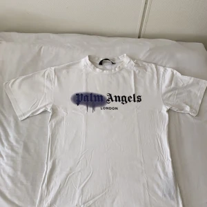 palm angels t shirt - Hejsan jag vill sälja min palm angels t shirt för jag använder inte alls de nice och har den på sommaren och när med ut och Cilla med grapparna höra va er om ni är intresserade eller vill har mer bilder hoppas vi hörs 🤙 