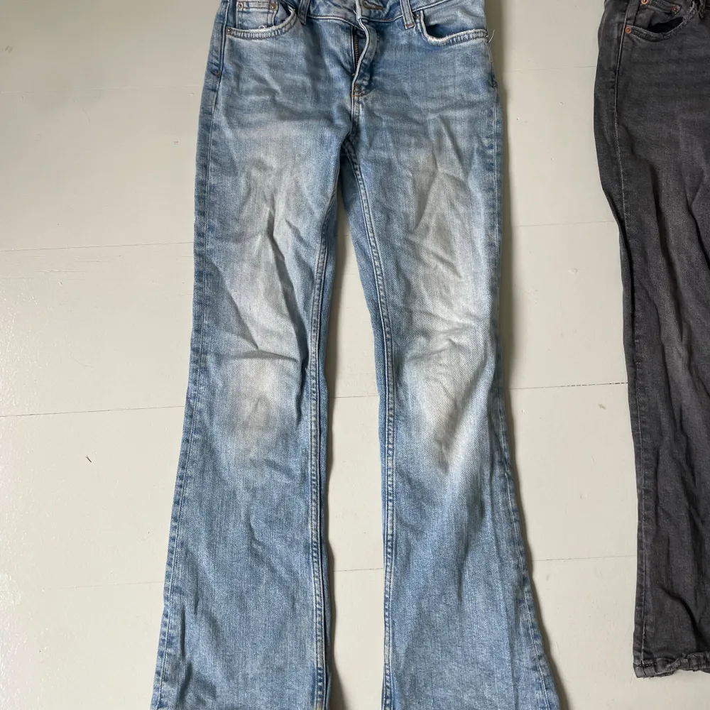 Tre st jätte fina jeans från Gina som tyvärr har blivit för små för mig❣️ blåa jeansen är 146 och dom grå år 140❣️ 1 par nypris-360kr mitt pris för alla 3 350kr.. Jeans & Byxor.