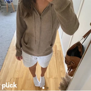 Soft goat zip hoodie - Superfin tröja från märket Davida som är precis likadan som soft goats zip hoodies. Den är tyvärr lite stor på mig och därmed sparsamt använd och säljer därför vidare. 100 % Kashmir Lånad bild men skriv för egna💗 Nypris 2000 