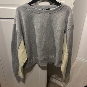 Grå sweatshirt  - Grå sweatshirt med gula insidor av ärmarna. Storlek L från Bik Bok.