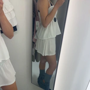 Kjol o linne sett  - Jätte gullig sett från gina. har haft på mig en gång, inga tecken på användning. Toppen är S och kjolen Xs. 