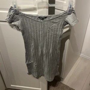 Grå miniklänning  - Grå miniklänning i storlek S/36 från Shein. 