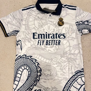 Real Madrid dragon - Helt ny aldrig använt, passar S/M