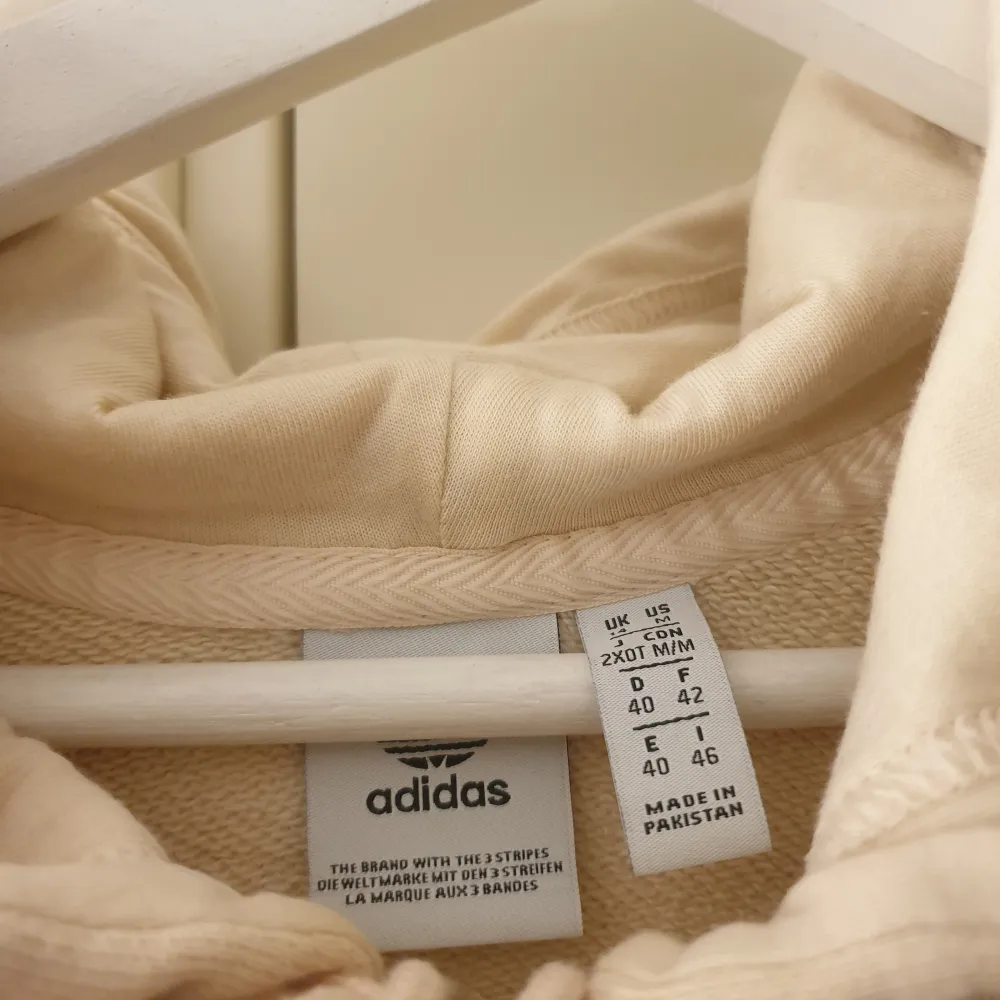 Adidas hoddie, använts en gång.  Nypris var cirka 559kr  Storlek 40/42. Tröjor & Koftor.