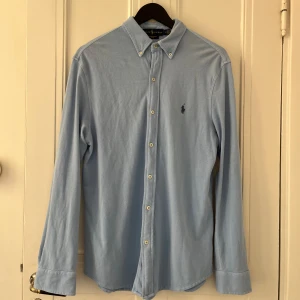 Ralph Lauren skjorta M - Ralph lauren skjorta i färgen ljusblå . Storlek M och i mjukt mesh tyg. Nyskick, inga skavanker. Nypris 1850 kr, köp för endast 599kr.