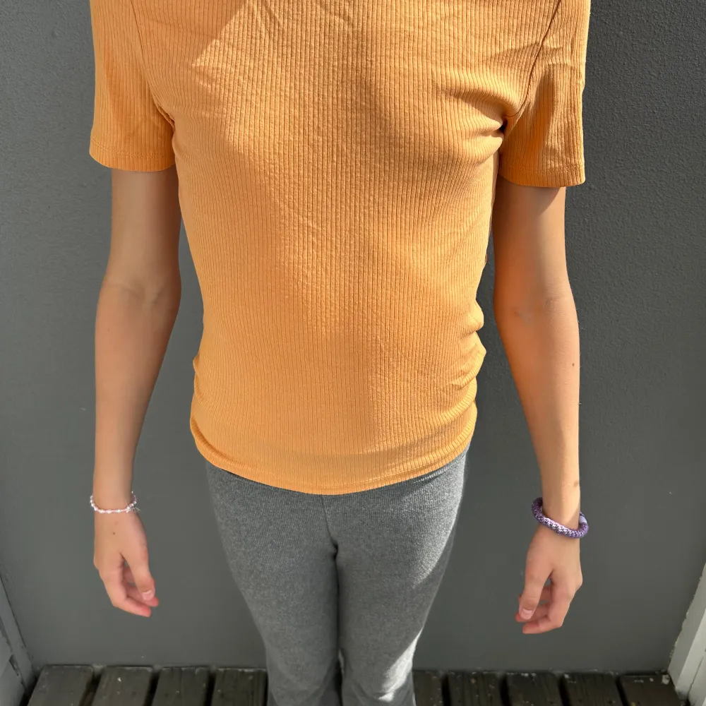 Orange t-shirt. T-shirts.