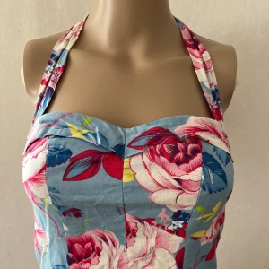 Fever london ljusblå blommig vintage klänning tiki Hawaii Rockabilly, 50-tal, 60-tal, retro - Inget att anmärka på