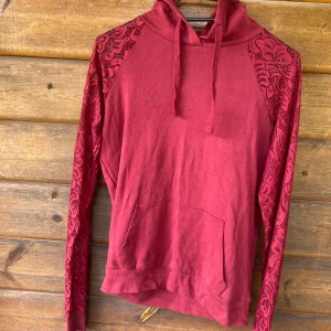 Hoddie med spets  - Fin vinröd hoddie med spets på armarna . Storlek xs men passar även S . 