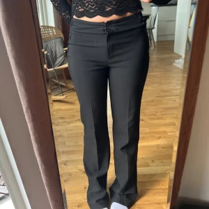 Kostymbyxor Mango - Kostymbyxor från mango i storlek 36. Lite långa på mig som är 170 cm. 