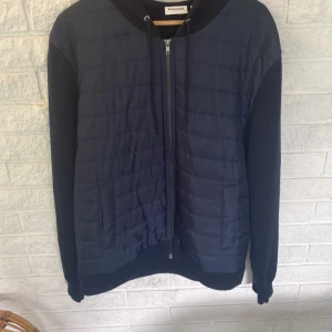 Cardigan  - En marinblå cardigan med huva perfekt nu under sensommaren eller till hösten använd Max 5 gånger 