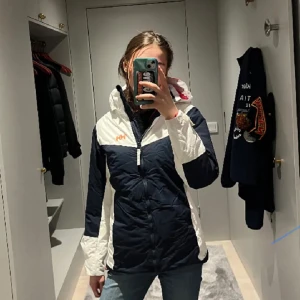 Snygga Helle Hansen skidjacka - En skitsnygg figursydd Helly Hansen skidjacka som håller värmen är vattentät och extremt skön  🤍🤍💙💙 Storlek 164  Nästan helt oanvänd och köper man både jackan och byxorna säljs dem för 750 tot 