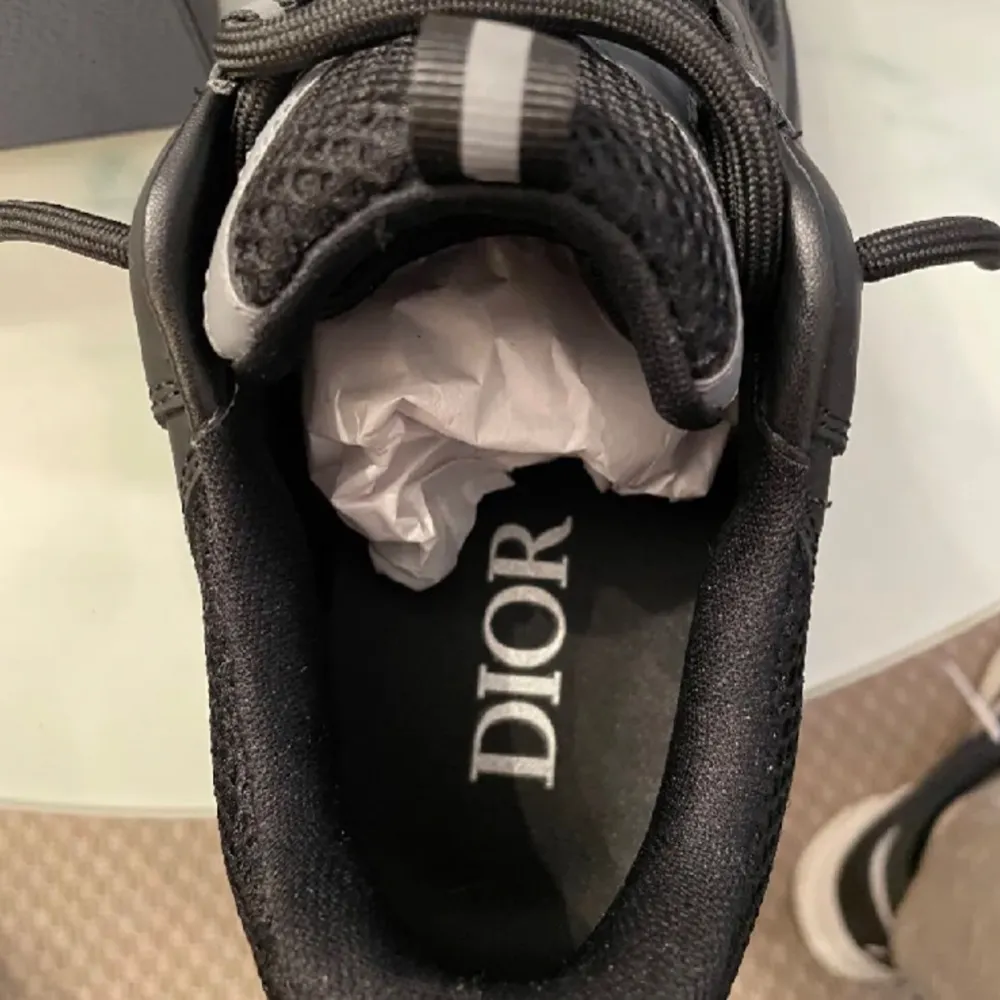 Svarta dior b22  skor storlek 44 . Skor.