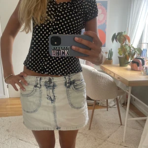 Lågmidjad jeanskjol - Lågmidjad jeanskjol med jätte snygga detaljer och tvätt💕💕