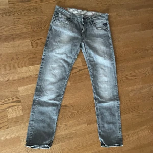 Gråa jeans - Säljer ett par jättefina gråa jeans från replay. Skriv för fler bilder!❤️‍🔥 (pris kan diskuteras)