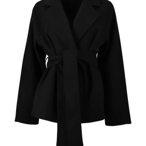 Short belted coat - Mysig kort kappa med skärp från jag köpte från Gina Tricot för 699kr, kappan är helt slutsålt för tillfället. Använt ett par gånger under hösten och väljer nu att sälja den då jag köpte den längre versionen till denna höst 🎀 