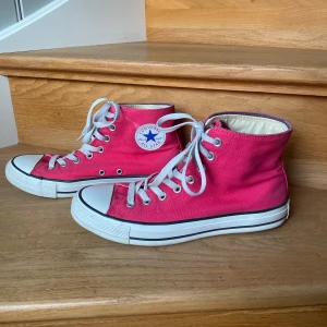 Converse All Star - Rosa Converse All Star skor i storlek 41,5 men skulle säga att de är som en vanlig 41  Skosnörena är lite missfärgade men annars i mycket fint skick!💕
