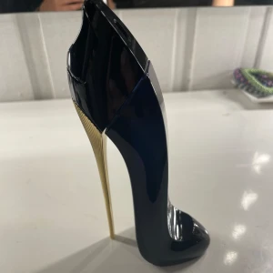 carolina herrera good girl parfym  - carolina herrera good girl parfym. Knappt använd, se tredje bilden hur mycket det är i. 50ml 