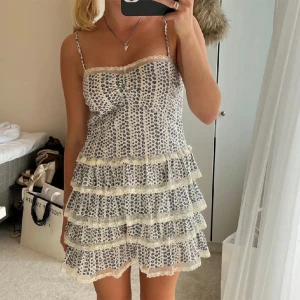 Blommig klänning - Så fin blommig klänning!! Storlek M men passar även S om man föredrar en lösare passform ❣️❣️ 