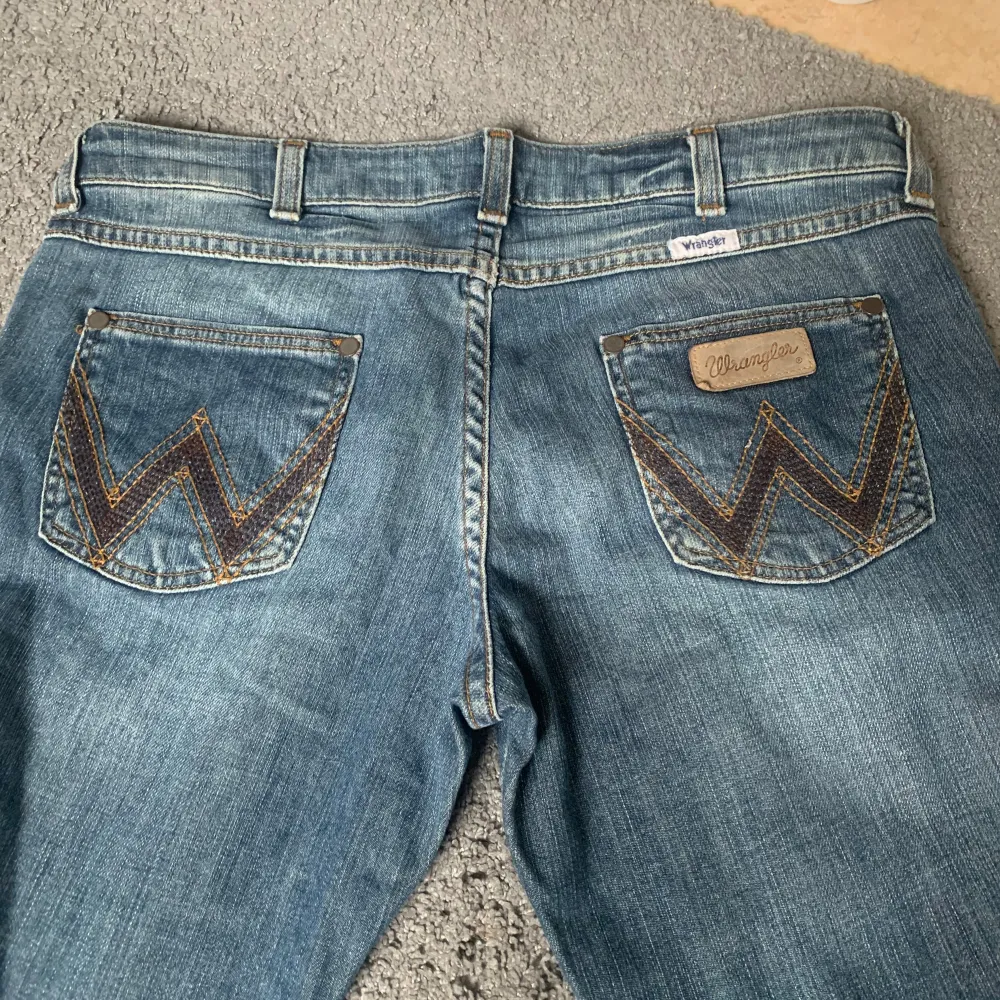 säljer dessa as snygga jeans från wrangler💕 köpta här på Plick men säljer vidare eftersom de va lite för stora för mig💕inga defekter och passar nog personer som e 168-175🥰. Jeans & Byxor.