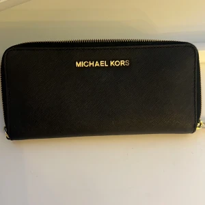 Michael kors plånbok  - Äkta Michael kord plånbok med guld detaljer. •Säljs för 500kr (pris kan diskuteras) • Köparen står för frakten