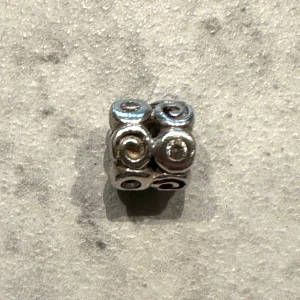 Pandora berlock - Berlock till Pandora Moments i silver vita små stenar. 