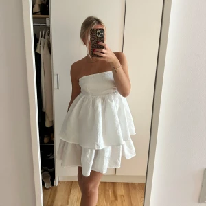 Vit klänning  - Vit volangklänning från nakd som jag hade på studenten förra året❤️ använd 1 gång och nypris 800🩷