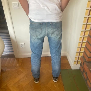 Tiger of sweden jeans  - 31/32 personen på bilden är 183 lite för små för han. 