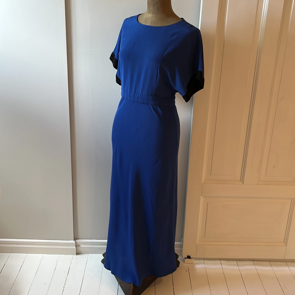 Blå lång klänning från & Other Stories