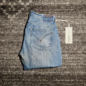 Dondup Jeans  - Tjena säljer ett par riktigt schyssta dondup jeans i modellen George. Skicket på jeansen är 9.5/10. Jeansen är dock uppsydda där av priset. Har du några frågor eller funderingar så hör av dig // IC_RESELL 
