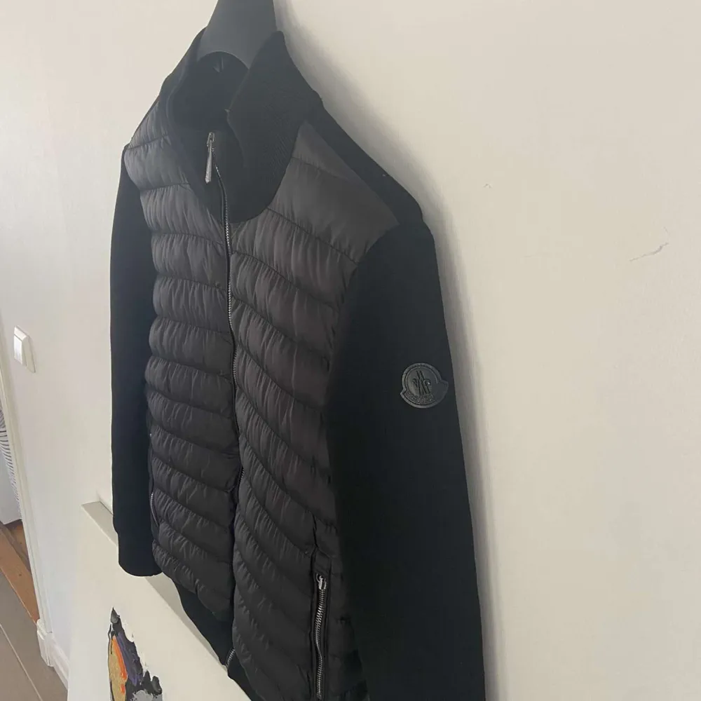 Tja säljer nu min feta moncler cardigan då den inte används längre den är som i ny skick och inga defekter  Hör gärna av er om ni har frågor eller funderingar, pris går att diskuteras!. Jackor.