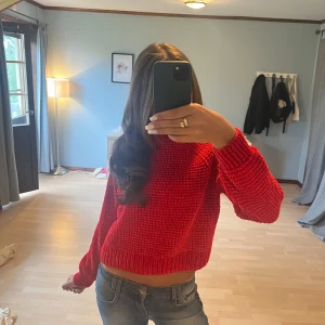 Röd stickad tröja  - Säljer denna super mjuka röda tröjan då den inte kommer till användning!💕 pris kan absolut diskuteras! 