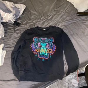 Kenzo Paris - Kenzo tröja storlek medium ungefär ett halv år gammal har använt den fåtal gånger. Priset går att diskuterar