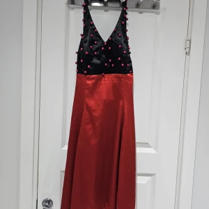 Klänning  - En  fin vintage klänning som från 2004 har inte använts så mycket men den är i bra skick inga skador säljer den för att håller på att rensa min garderob.