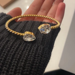 Caroline swedbom armband - Intressekoll på mitt caroline swedbom armband. Den har blivit lite silvrigt som man ser på några av bilderna, men inget man tänker på när man har på det. Obs lådan medkommer inte💞💞 ny pris 795