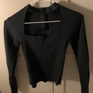 Svart topp - En svart topp från zara i storlek s. Mycket bra skick.