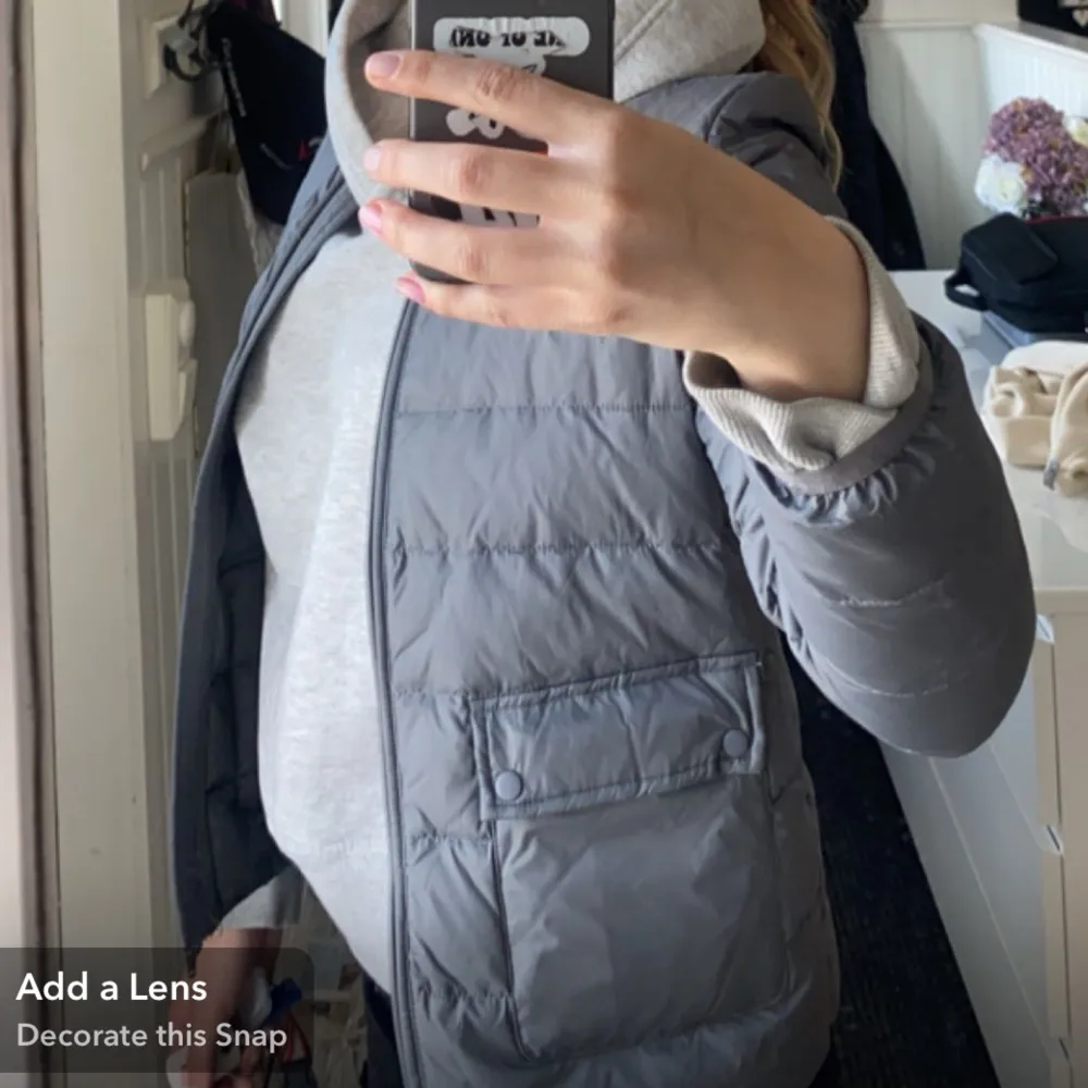 Säljer denna sjukt snygga jacka från levanté/tatch Använd endast 1 gång, så nyskick 🤝🏼 Nypris är 1299kr, säljer för 500 🤝🏼 Perfekt till hösten!! 💖💖. Takit.