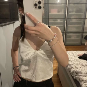 Vit topp - Super söt vit topp🐚 Jätte bra skick, använd 1 gång   Säljer då jag ej använder den längre🌸