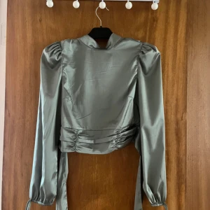 Blus   - Aldrig använd blus, är som ny