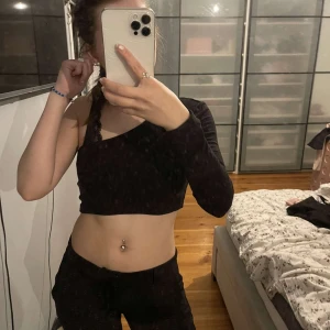 Svart tröja  - Super söt svart one shoulder tröja☘️ Jätte bra skick, använd 2-3 gånger  Säljer då jag ej använder den längre🌸 