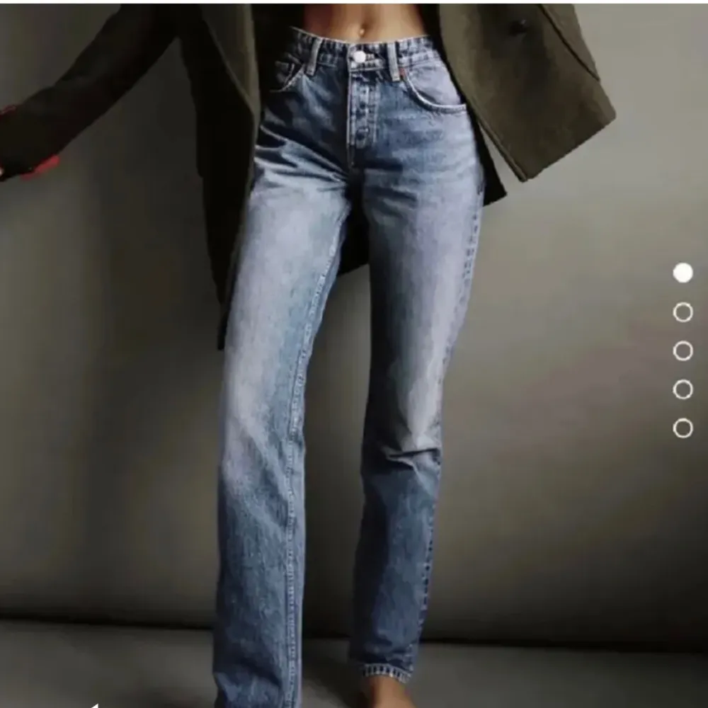 Blåa zara jeans som är använda men i mycket fint skick! Jeansen är mid waist.. Jeans & Byxor.