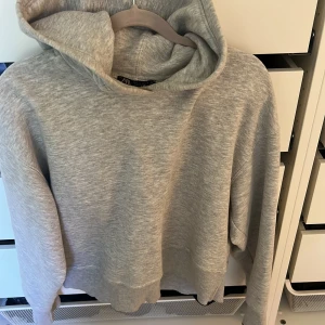 Zara hoodie  - Supper trendig zara huddi som är lite kortare i passformen.tryck gärna på köp nu och fråga gärna om du har funderingar❤️