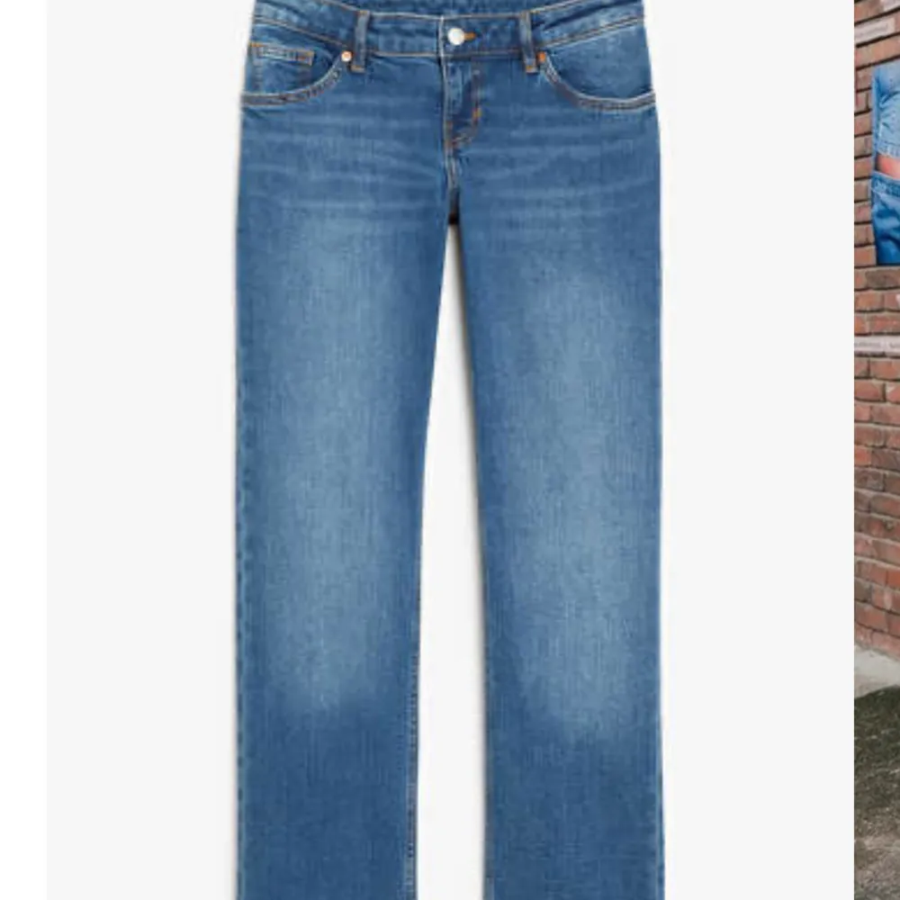 Säljer dessa jeans från Monki pga att dom är för stora. De är använda 4-5 ggr har inga defekter💗. Jeans & Byxor.