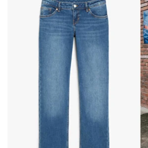 Jeans från Monki - Säljer dessa jeans från Monki pga att dom är för stora. De är använda 4-5 ggr har inga defekter💗