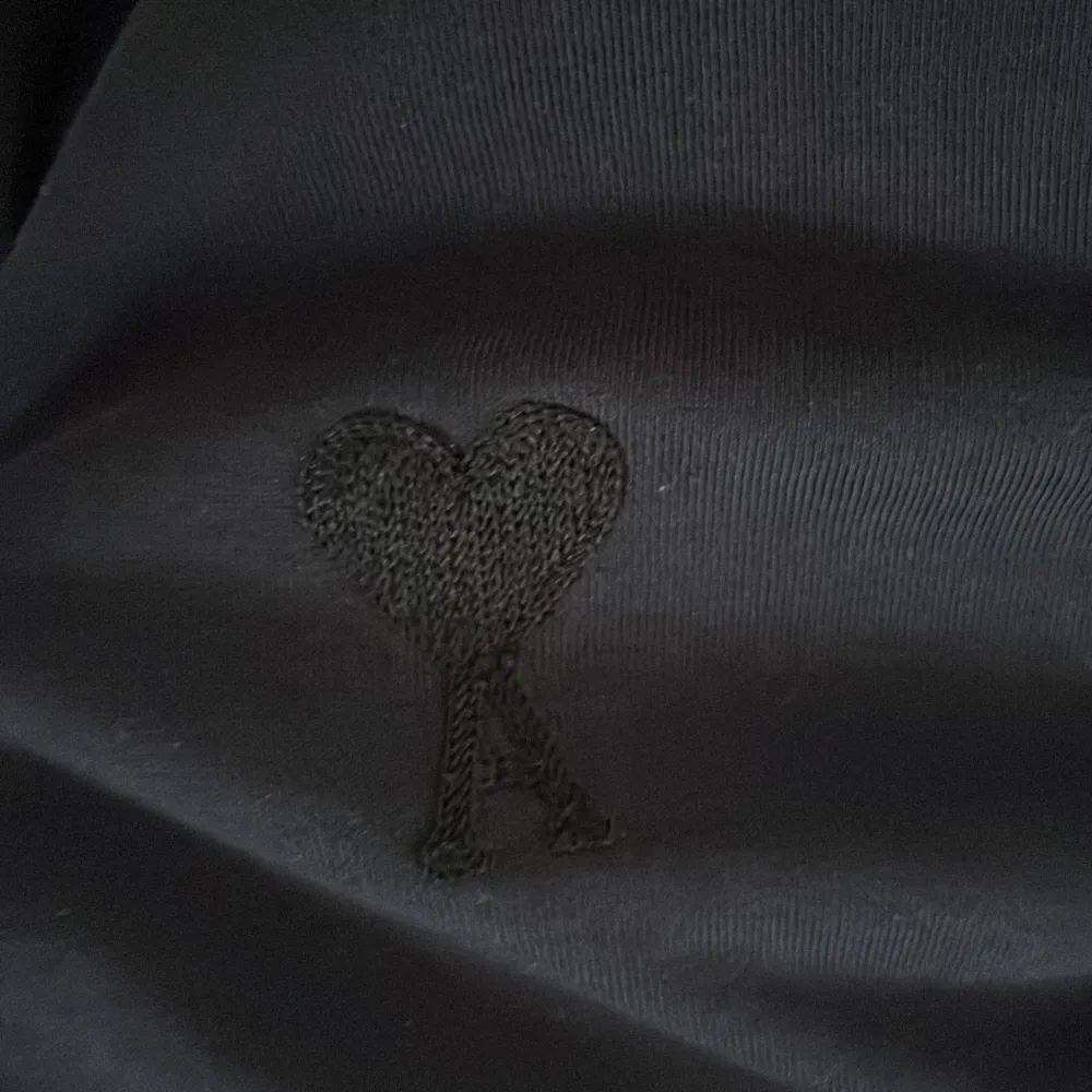 En AMI hoodie som köptes här på plick perfekt till hösten som kommer och använd 4/5 gånger hör av er vid intresse/frågor. Hoodies.