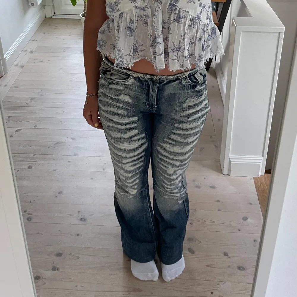 Säljer dessa supercoola jeans med slitningar💕 nypris 1095💕 midjemått: 38 innerbenslängden: 76💕 de är däremot uppsydda 7 cm för att passa mig som är 162 men går att sprätta och få längre om man vill💕💕 superbra skick!. Jeans & Byxor.